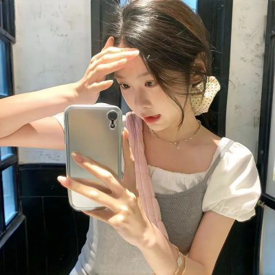 穿黄靴子的女孩